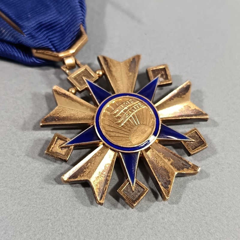 MEDAILLE D'OFFICIER DE L'ORDRE NATIONAL DE LA SANTE PUBLIQUE FABRICATION EN ARGENT EN COFFRET